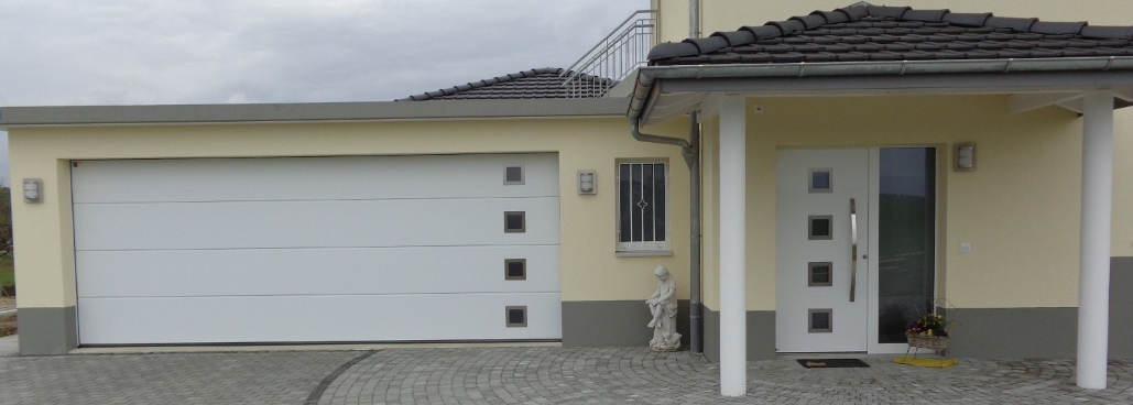 Einfamilienhaus mit weissem Hörmann Sektionaltor und Haustür