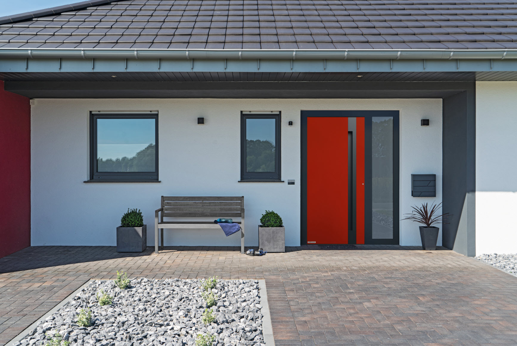 Hörmann Haustür rot an modernem Hauseingang - Haustüren Montage Kunz AG Utzenstorf