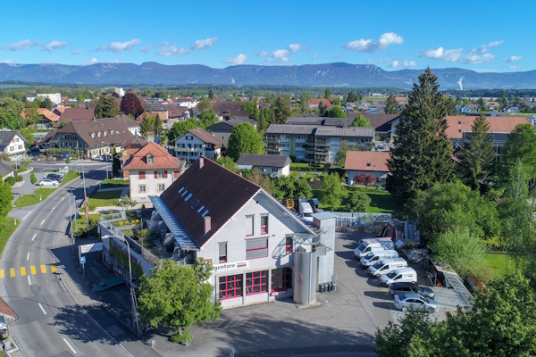 Luftaufnahme Kunz AG Utzenstorf - Geschäftshaus an der Oberdorfstrasse 5 mit Werkstatt und Parkplatz