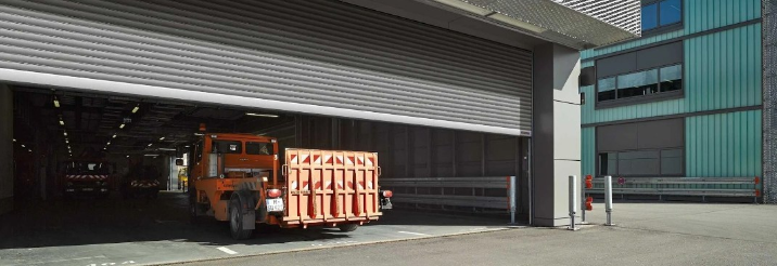 Hörmann Schnelllauftor an einer Industriehalle mit Stapler