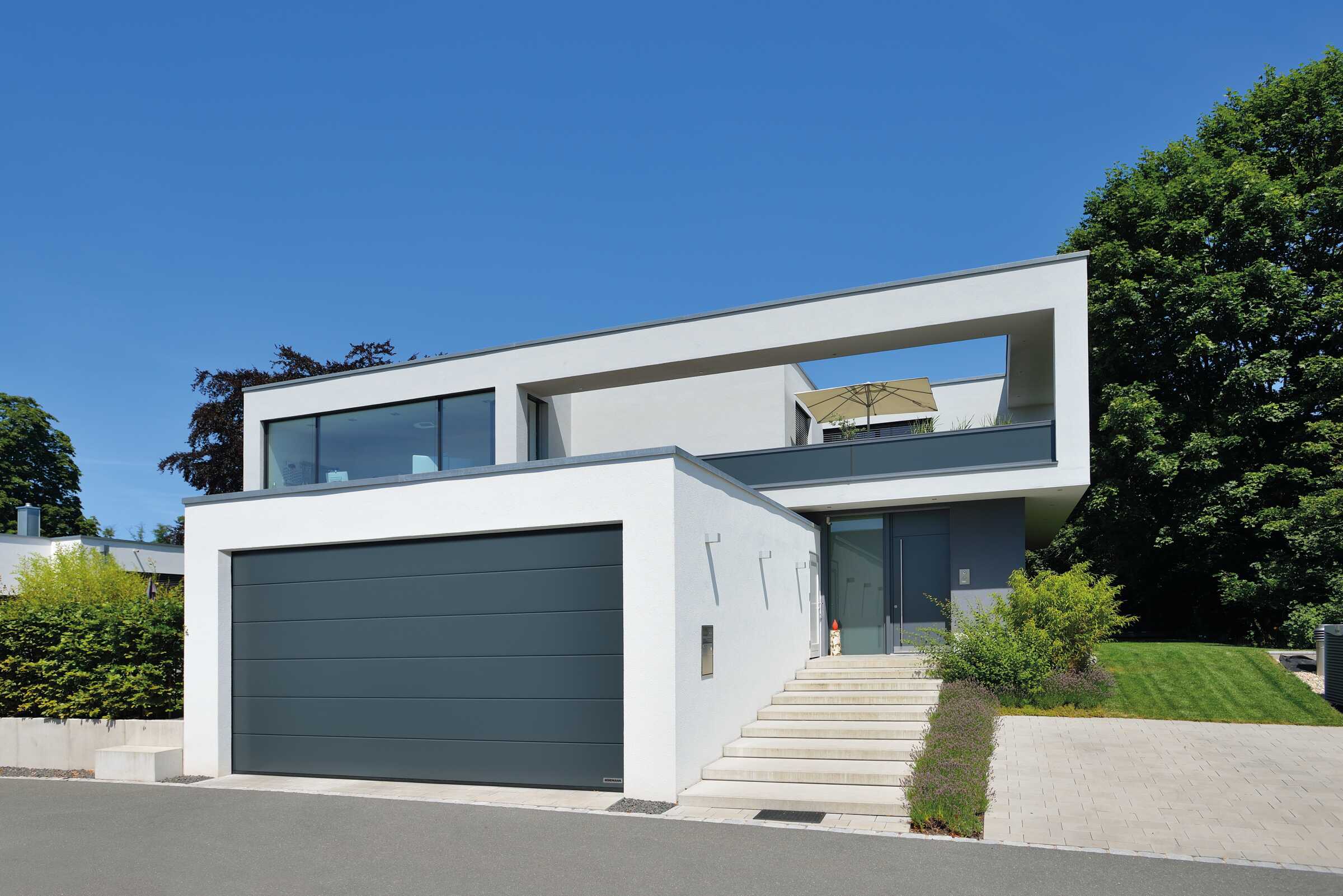 Modernes Einfamilienhaus mit Hörmann Garagentor anthrazit - Kunz AG Fachpartner Bern